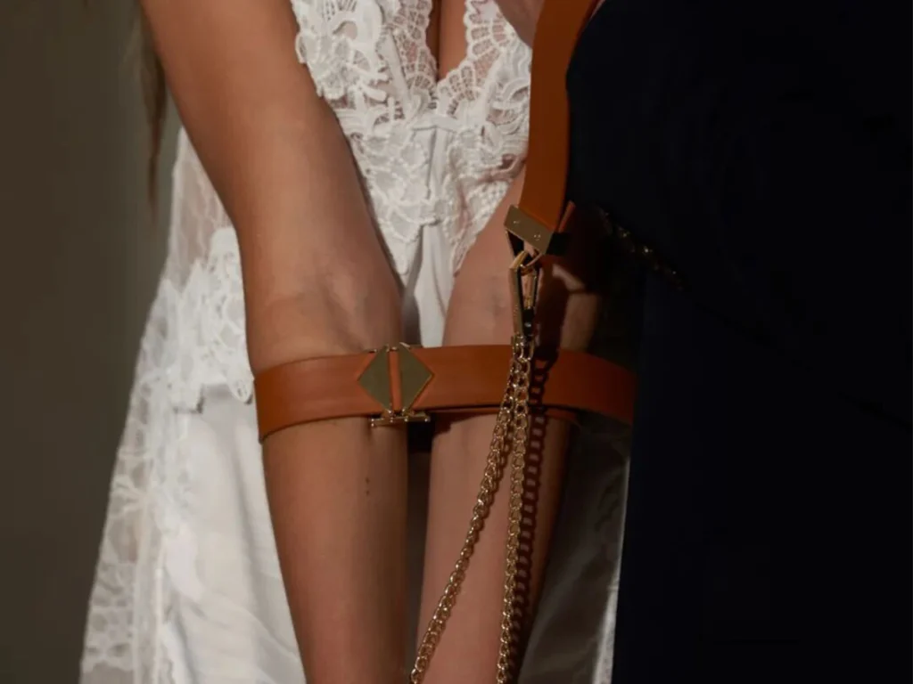 Vrouwelijke submissieven hebben het recht om nee te zeggen. Een must-read voor BDSM-beginners: een veiligheidsgids voor vrouwelijke submissieven – geniet veilig en vol vertrouwen.