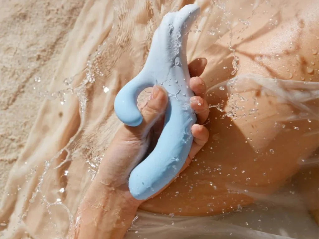 How to stimulate the G spot using a vibrator How to Achieve a G-Spot Orgasm Using Sex Toys